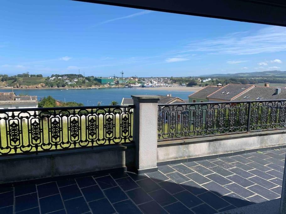 un balcón con vistas a un cuerpo de agua en Apartamento Cantabrico vistas a la Ría deRibadeo, en Ribadeo
