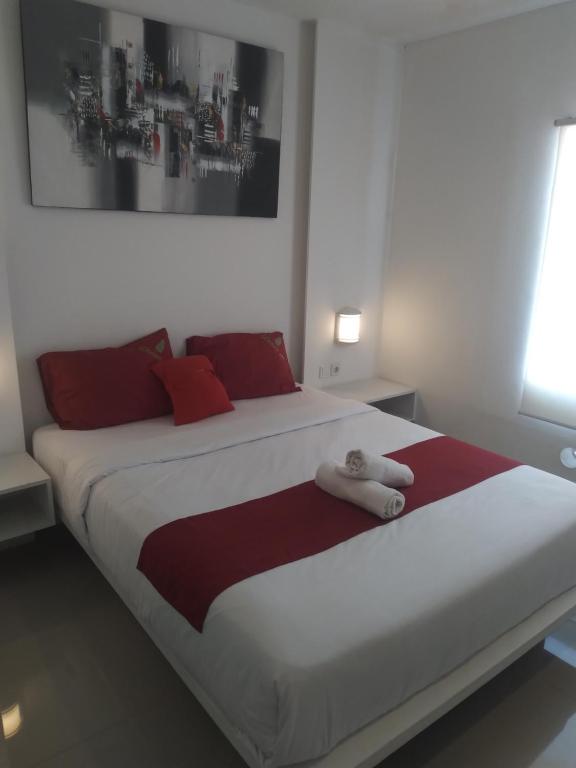 Postel nebo postele na pokoji v ubytování Poppies Senggigi Hostel
