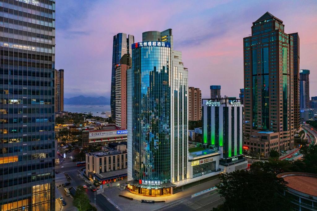 a view of a city skyline with tall buildings at Kyushu Joycheng Hotel in Shenzhen