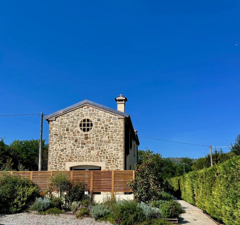 een stenen kerk met een bankje ervoor bij Le Casette di Olga -Space for Nature and Sport Lovers- in Baone