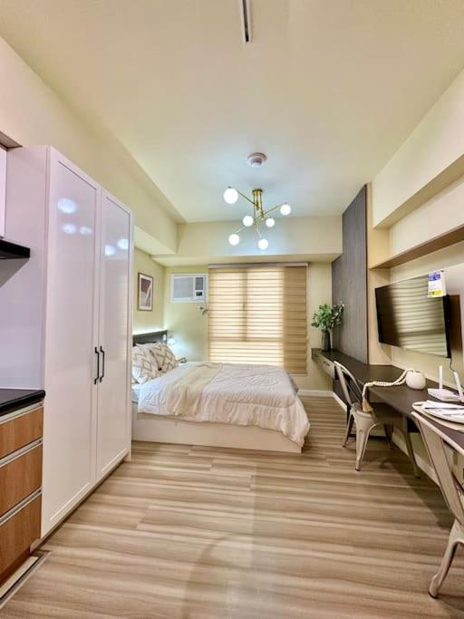 Ένα ή περισσότερα κρεβάτια σε δωμάτιο στο Cozy Studio I.T. Park