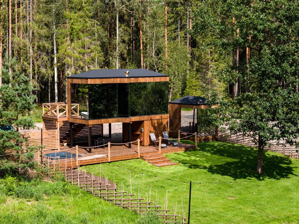 einen Pavillon in einem Hof mit Treppen und Bäumen in der Unterkunft Serenity Forest 2 