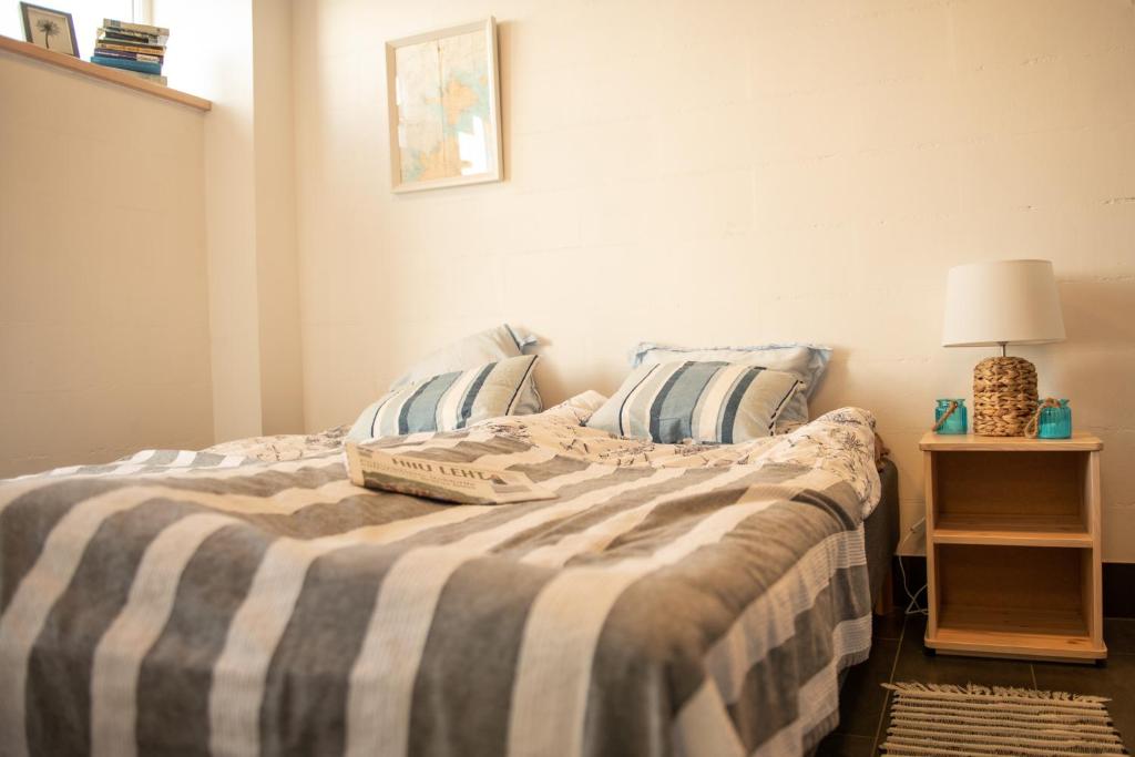 - une chambre avec un lit à rayures bleues et blanches dans l'établissement Merevaatega majutus Kärdla sadamas, à Kärdla