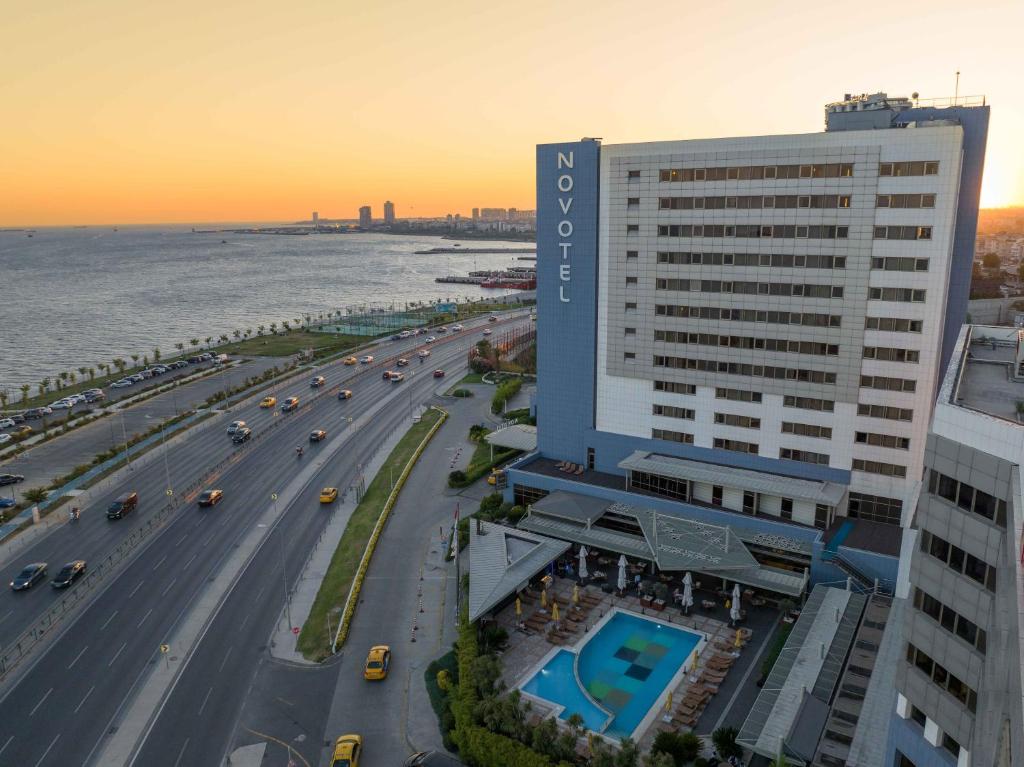 uma vista aérea de um hotel e de uma auto-estrada em Novotel Istanbul Zeytinburnu em Istambul