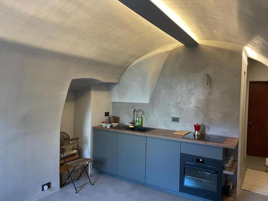 eine Küche mit blauen Schränken und einer Arbeitsplatte in der Unterkunft My little beach cabin in Ventimiglia