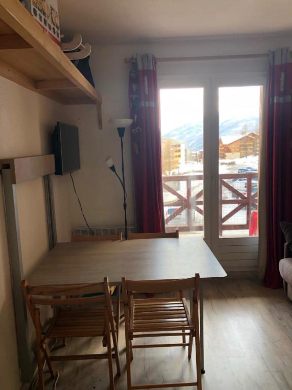 Televízia a/alebo spoločenská miestnosť v ubytovaní La Foux d'Allos, coquet studio au pied des pistes