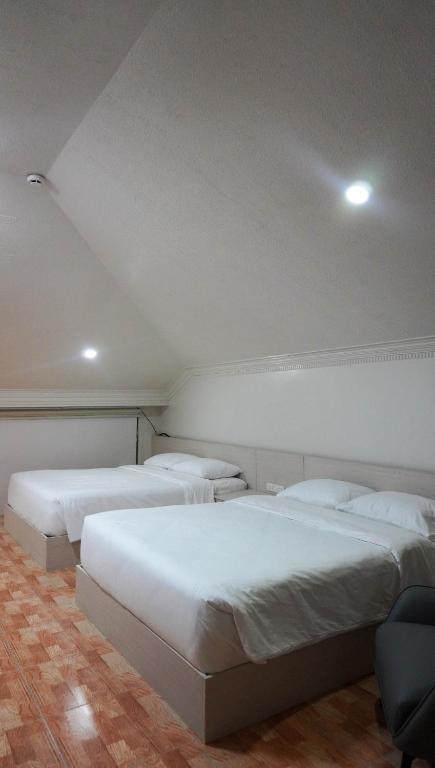 Postel nebo postele na pokoji v ubytování Honey Suite Room Inside Bee Cafe Cebu at Ayala Area