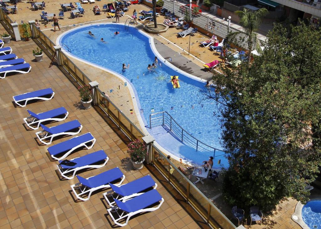 Bazén v ubytování Hotel Bon Repos nebo v jeho okolí