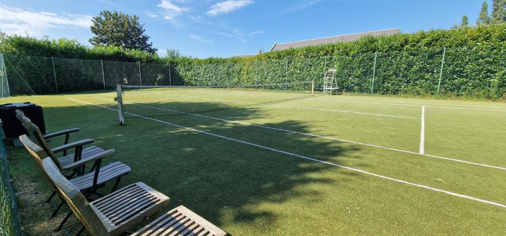 Tenis alebo squash v ubytovaní Gîte 4 personnes avec piscine et bain nordique proche des plages du débarquement alebo jeho okolí