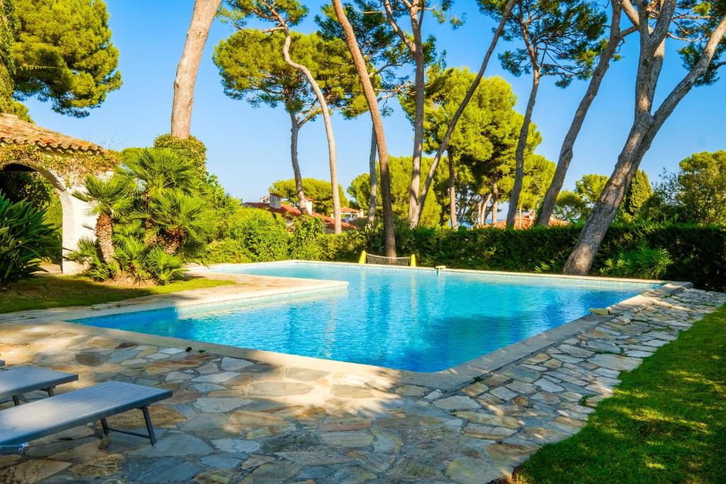 Piscina de la sau aproape de Villa Provenzale Clos de Minerve