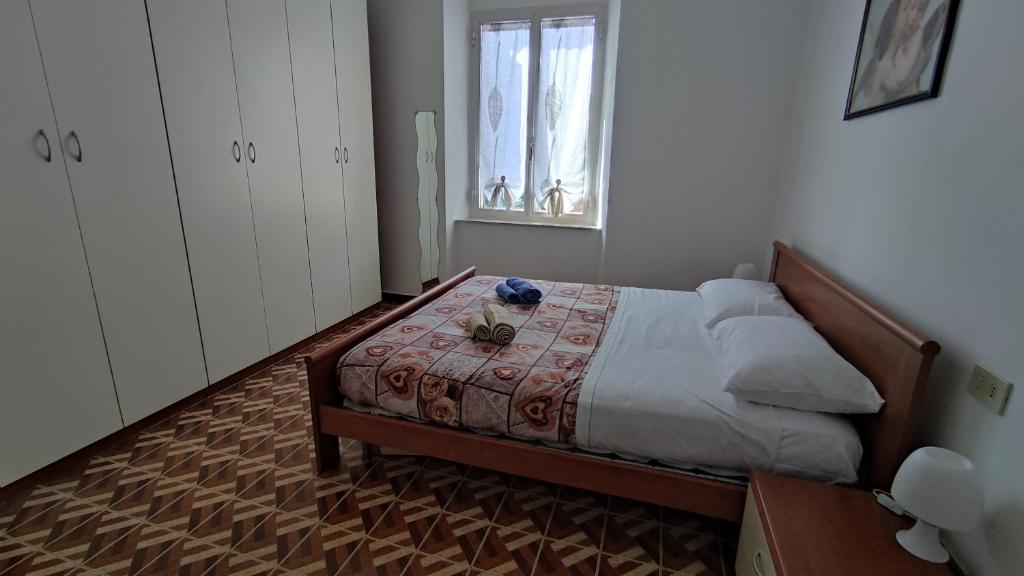 1 dormitorio con cama y ventana en Appartamento Via Ponchielli, en Perugia