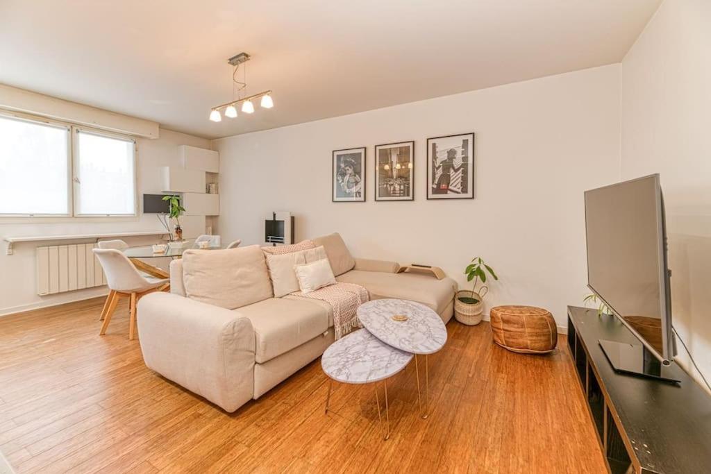 a living room with a couch and a table at 50m Gem - 400m Gare: garage privé, terrasse, wifi in Grenoble