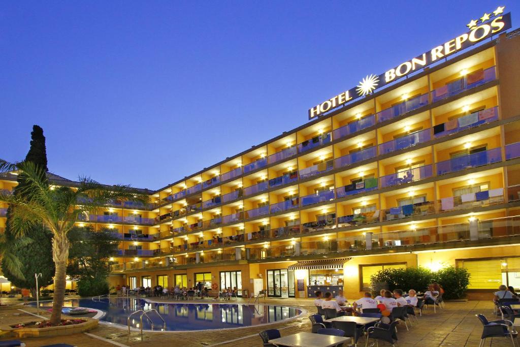 Bazén v ubytování Hotel Bon Repos nebo v jeho okolí