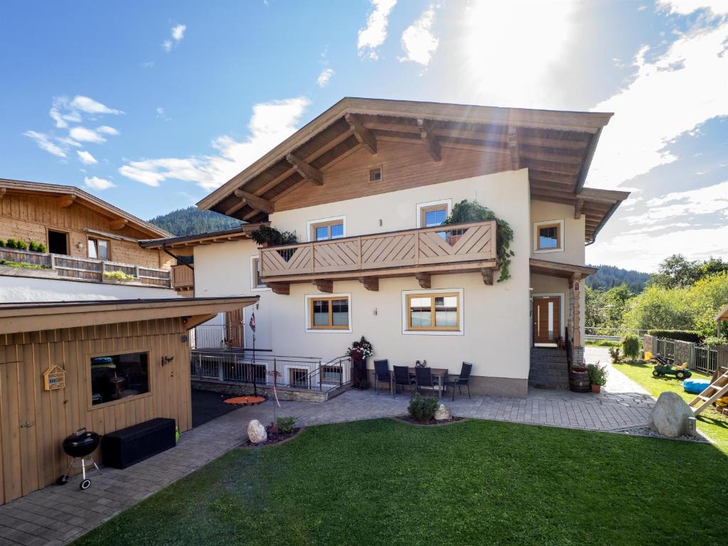 une maison avec une terrasse et une cour dans l'établissement Appartement Heidegger, à Brixen im Thale