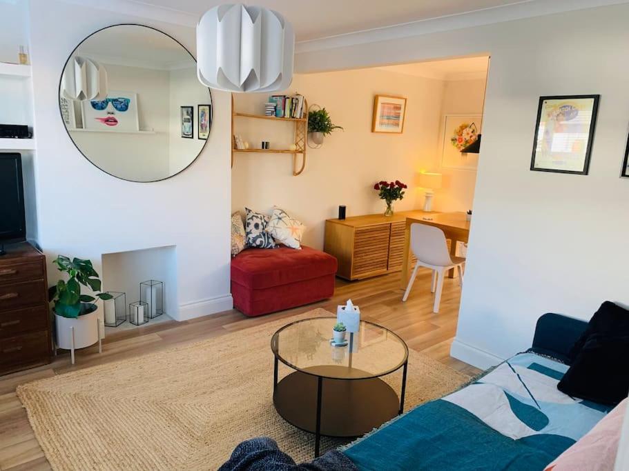 sala de estar con sofá y mesa en Whitstable contemporary cosy home with parking, en Kent