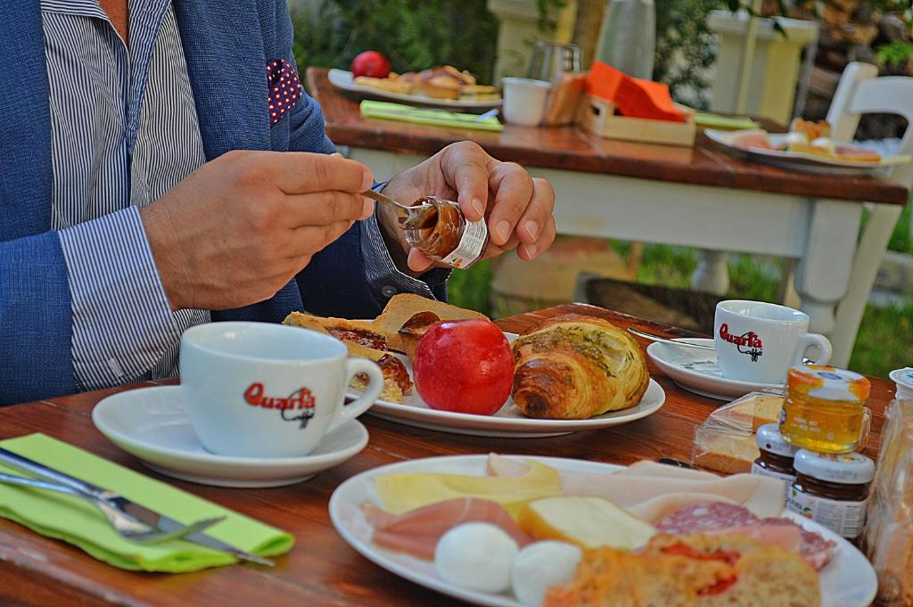 Jedlo v ubytovaní bed & breakfast alebo blízkom okolí