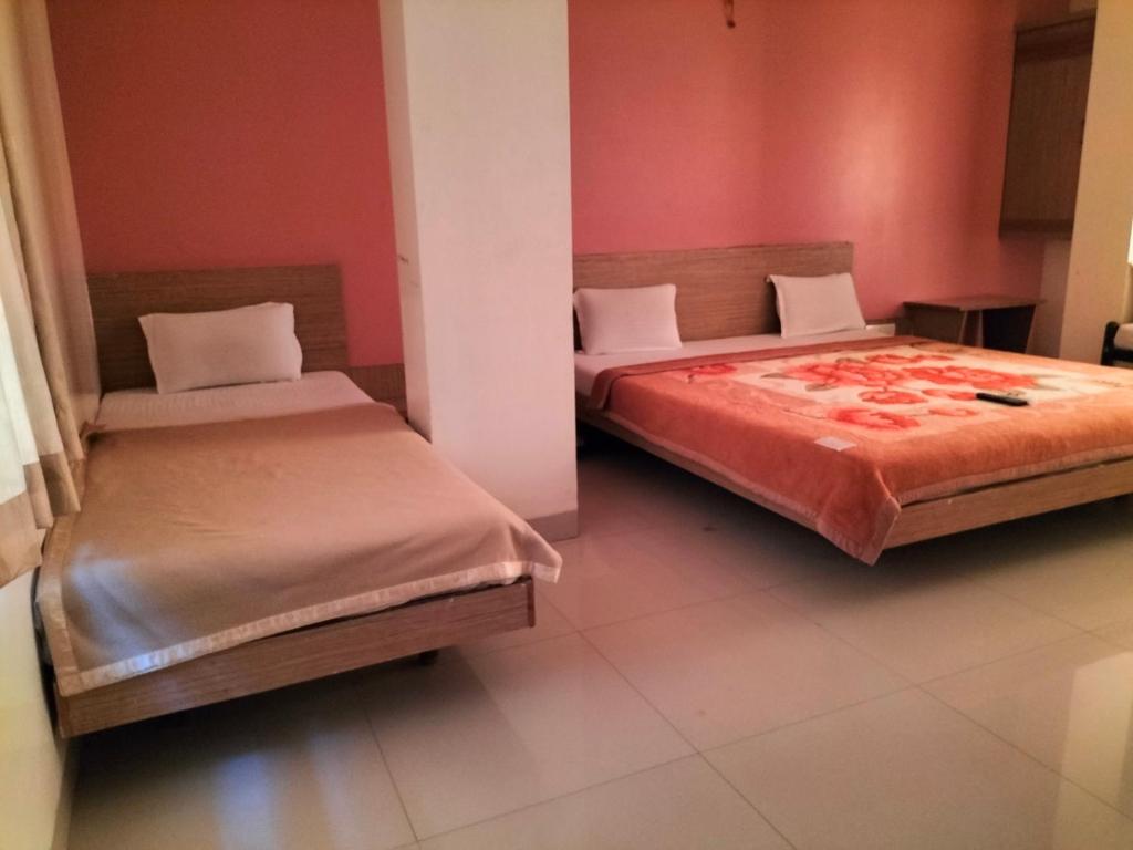 Postel nebo postele na pokoji v ubytování HOTEL SAI SURYA