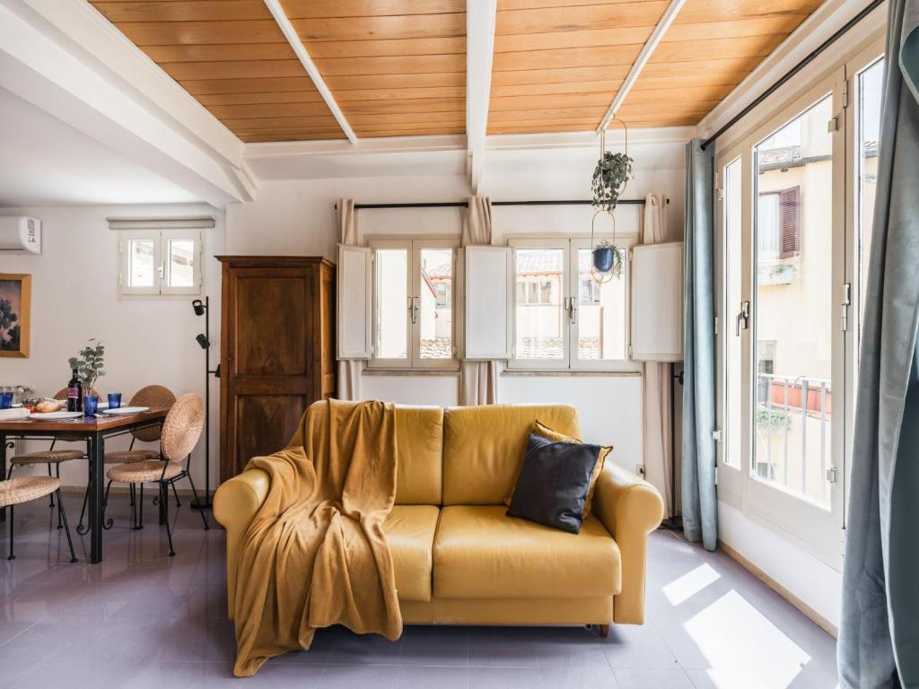 The Best Rent - Two-bedroom apartment with terrace near Trevi Fountain