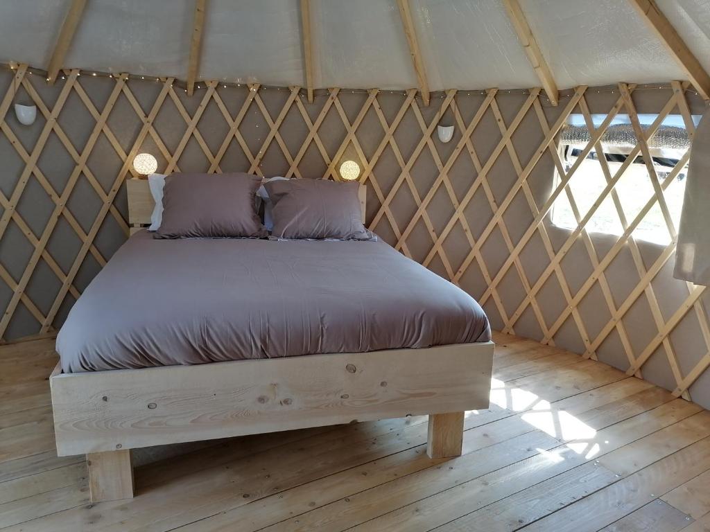 sypialnia z łóżkiem w jurcie w obiekcie FERME DU CAROIRE w mieście Azay-le-Ferron