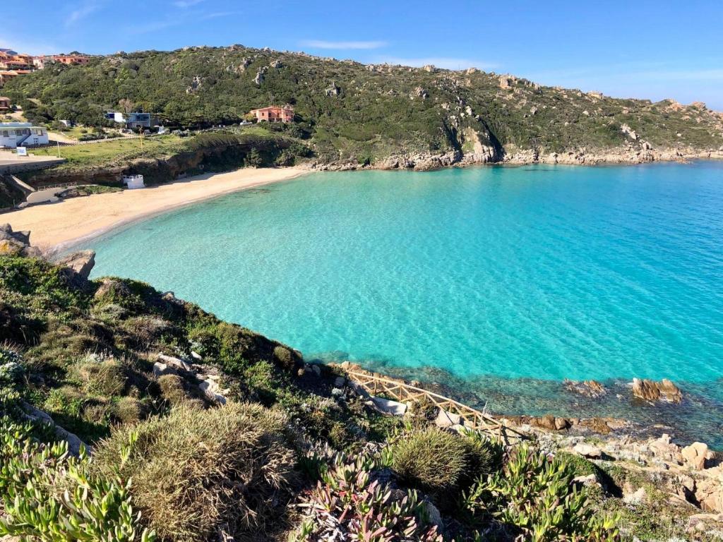 una imagen de una playa de agua azul en Glorious Residence Le Pavoncelle one Bedroom sleeps four child num1450 en Santa Teresa Gallura