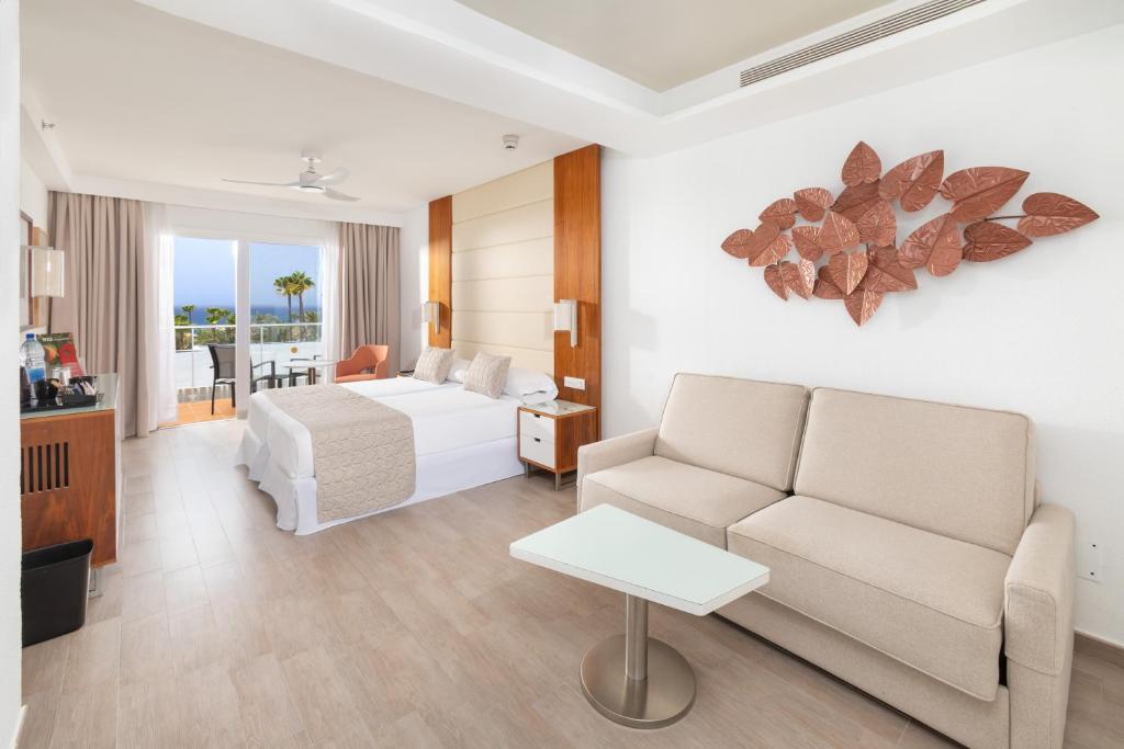 Postel nebo postele na pokoji v ubytování Hotel Riu Gran Canaria - All Inclusive