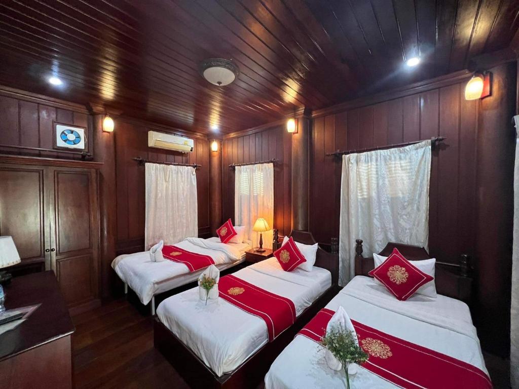 Villa Vieng Sa Vanh Hotel - Deluxe Triple Room