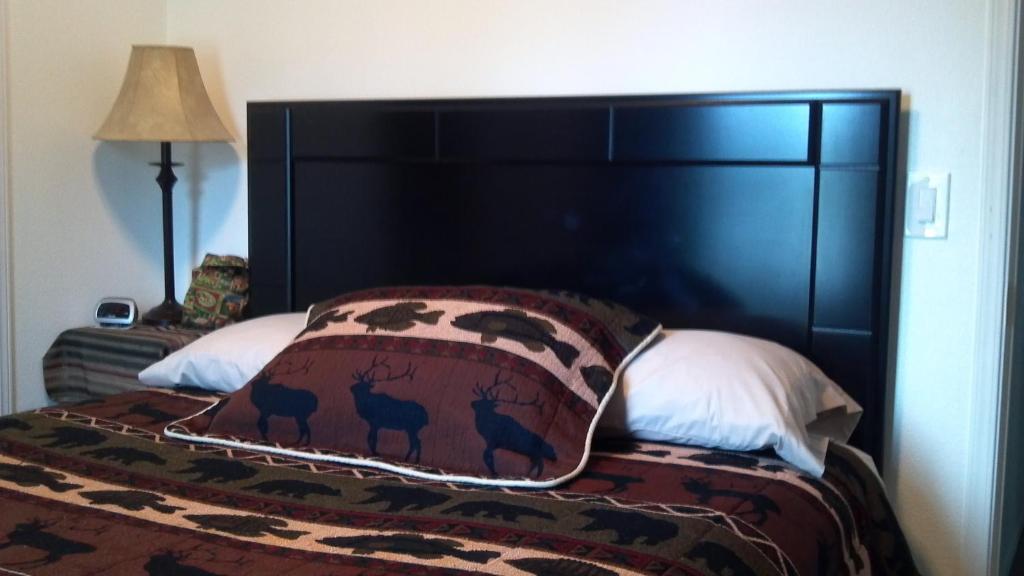 A bed or beds in a room at Alaska Copper River B&B