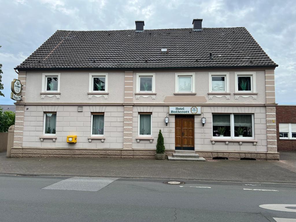 un gran edificio blanco con techo marrón en Hotel Bollerott, en Selm