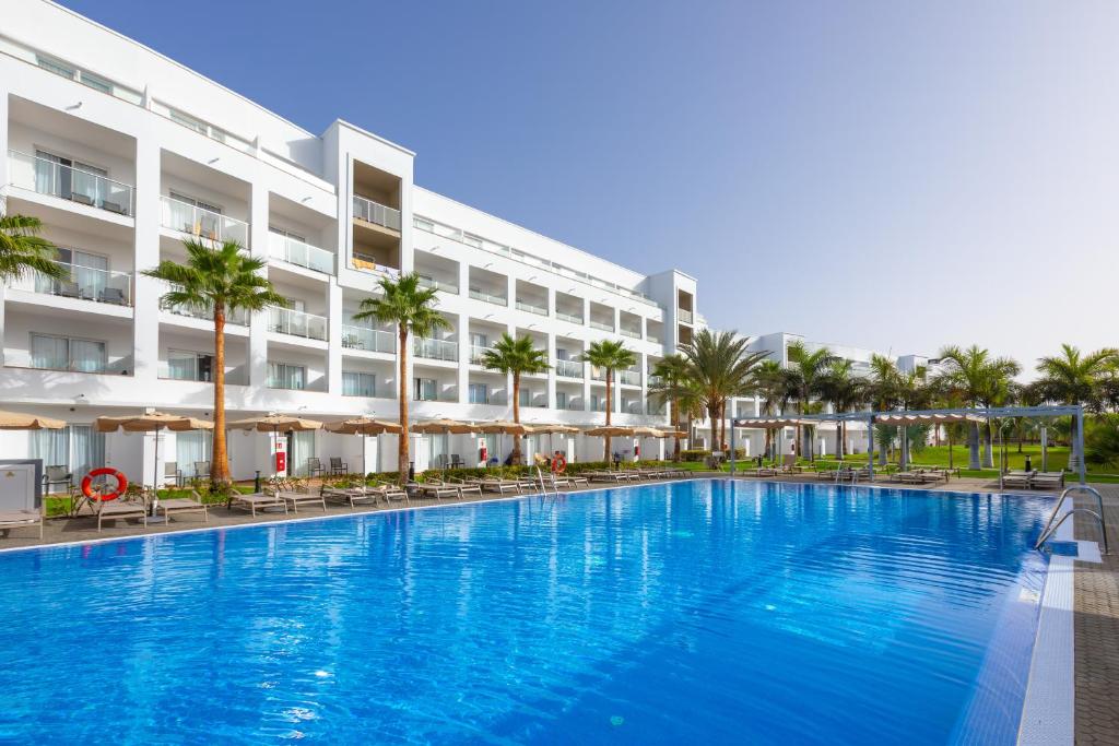 Bazén v ubytování Hotel Riu Gran Canaria - All Inclusive nebo v jeho okolí