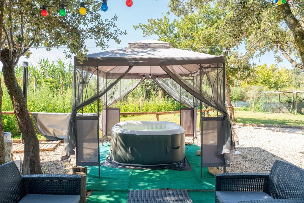 een tuinhuisje met een hot tub in de tuin bij Cocoon insolite in Pernes-les-Fontaines