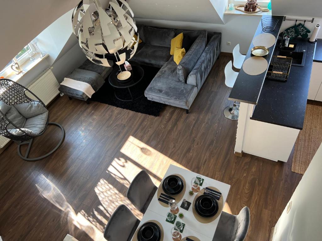 uma vista aérea de uma sala de estar e cozinha em Moderne Galerie-Wohnung! Zentral-A8-B17 WIFI em Gersthofen