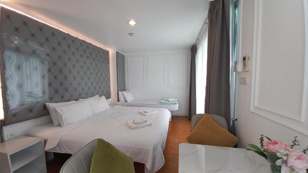 Panoramic City View Room at Silom - 3