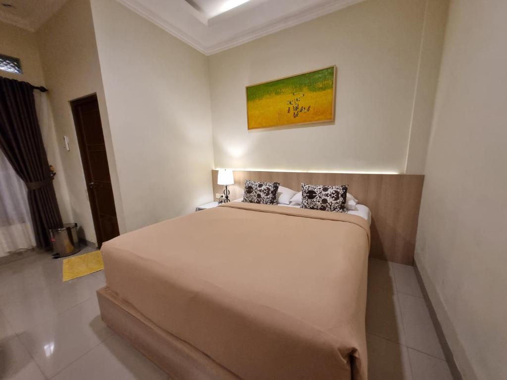 A bed or beds in a room at Omah Nayan