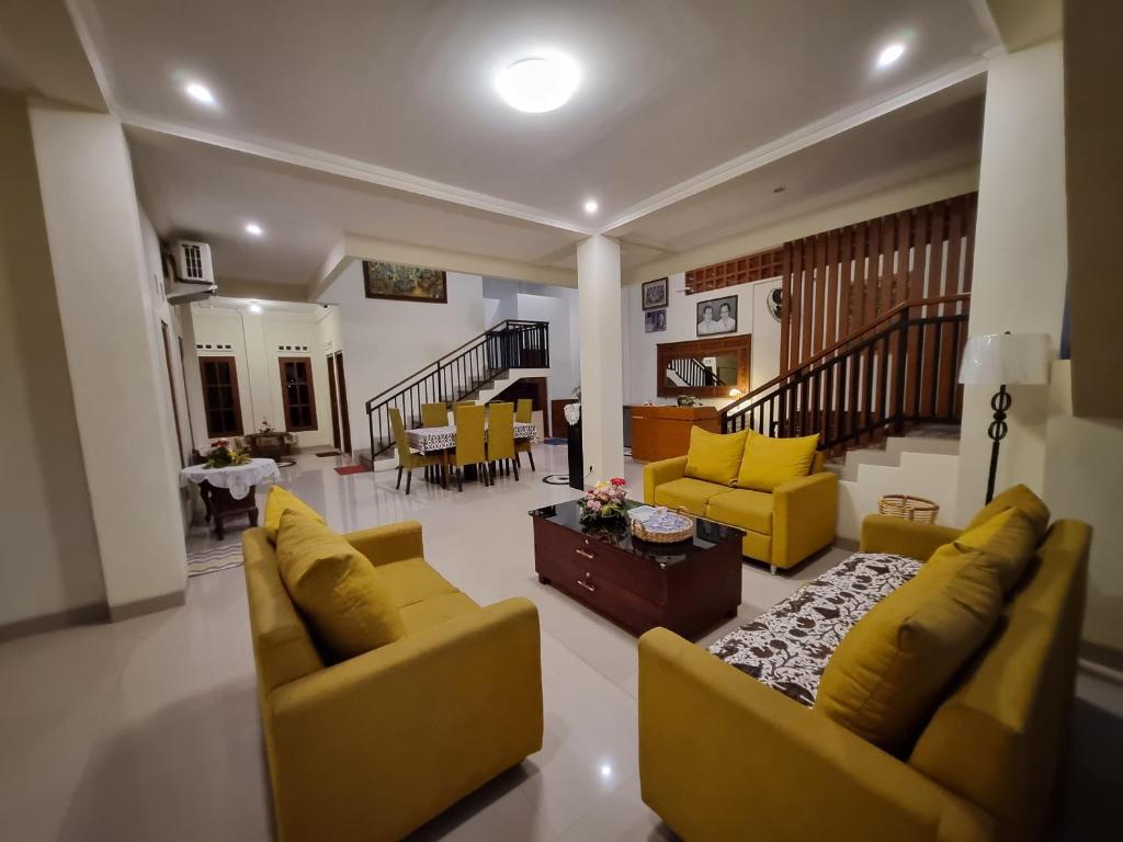 A seating area at Omah Nayan