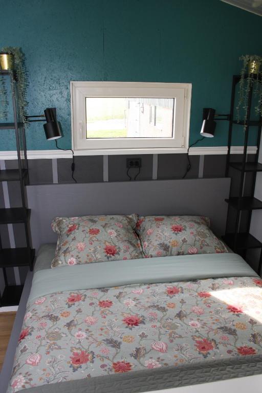 een slaapkamer met een bed en een raam erboven bij Boerenchalet Dirk, Minicamping de Grutte Earen in Burum