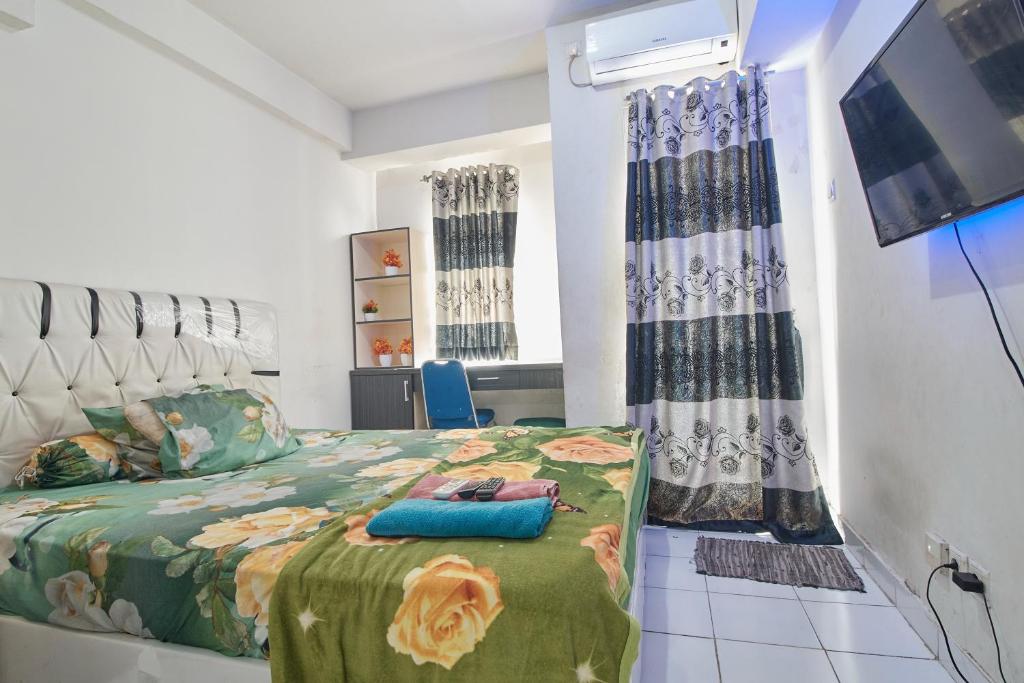 Tempat tidur dalam kamar di Room Rendi @ Apt Dramaga Tower