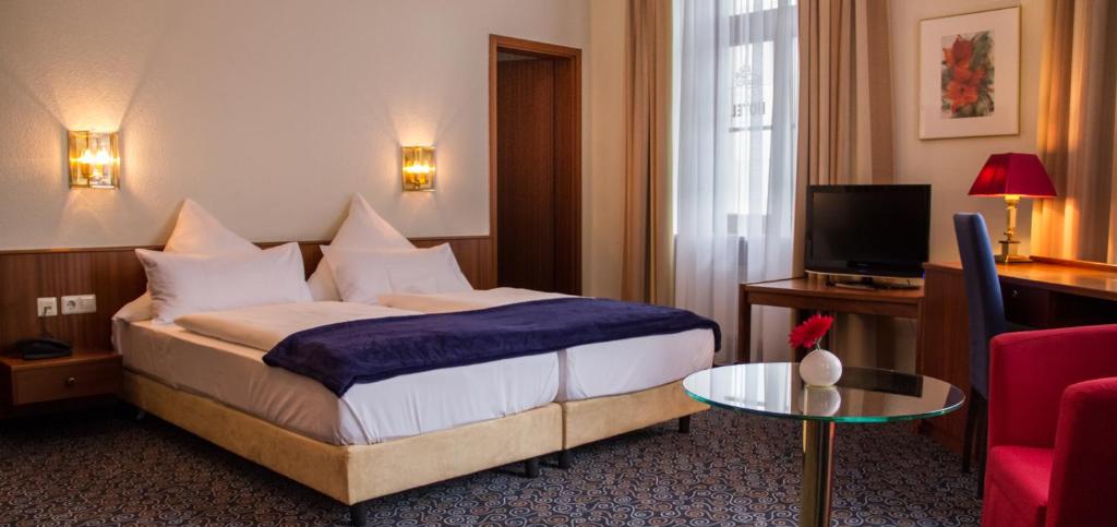 Postel nebo postele na pokoji v ubytování Stadthotel