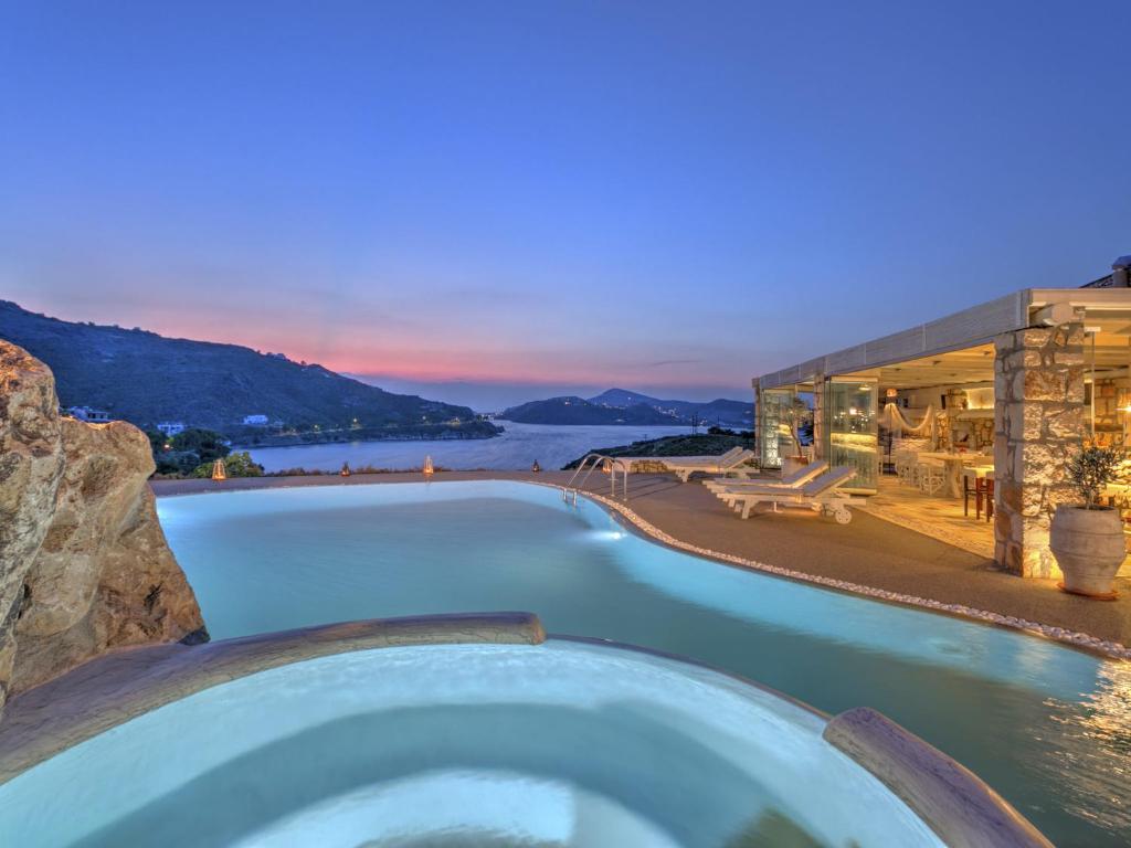 GrikosにあるEirini Luxury Hotel Villasの建物前の大型スイミングプール