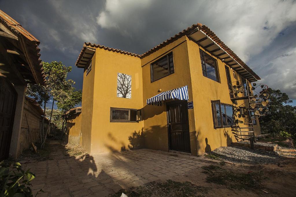 una casa amarilla con una puerta en una calle en Villa de Leyva da Cecy, en Villa de Leyva