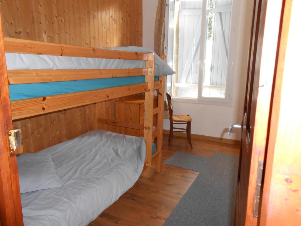 a bedroom with two bunk beds and a window at location MIRANDE 2 chambres 4 couchages in Laruns