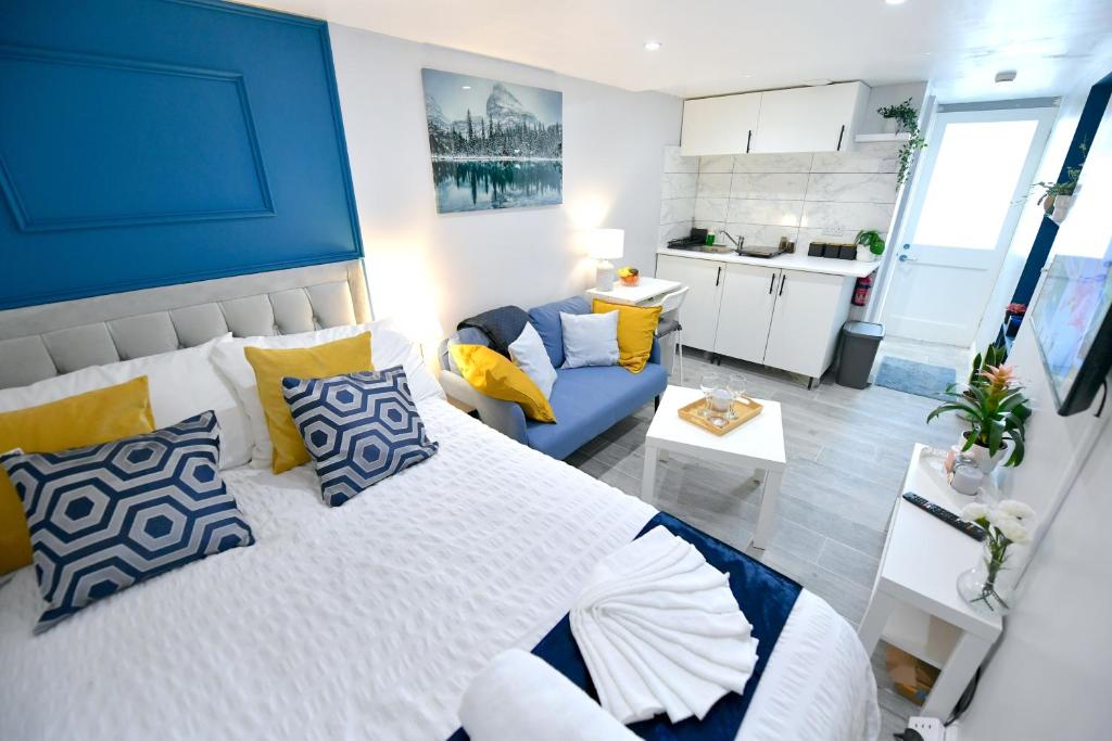 1 dormitorio con 1 cama grande y 1 sofá en Cozy Studio retreat in Vibrant Crystal Palace,, en Upper Norwood