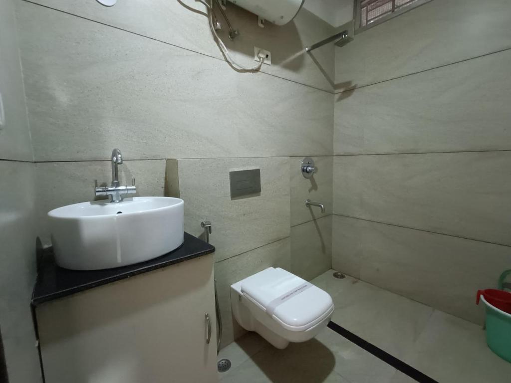 un bagno con lavandino e WC di Hotel Satyam a Jaigaon