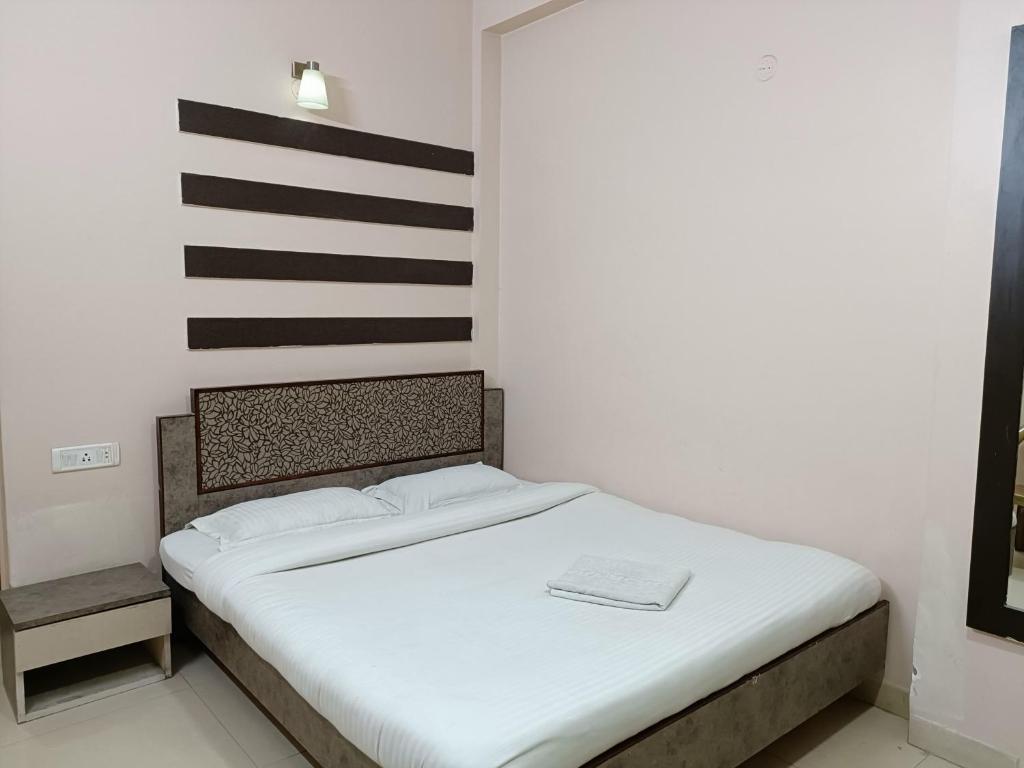 Letto o letti in una camera di Hotel Satyam