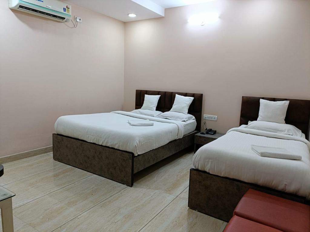 Letto o letti in una camera di Hotel Satyam