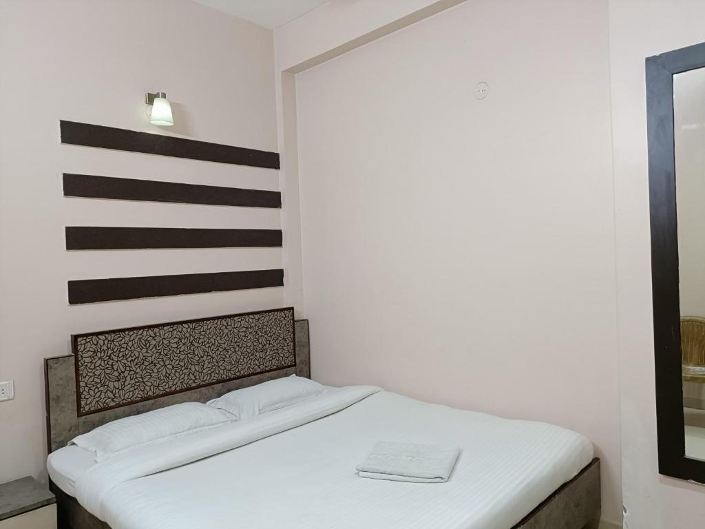 Letto o letti in una camera di Hotel Satyam