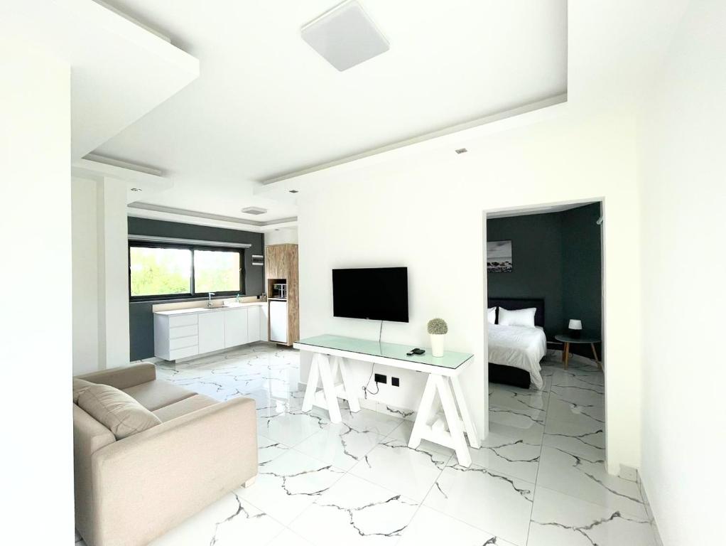 TV a/nebo společenská místnost v ubytování O'Beach Boutique Studios