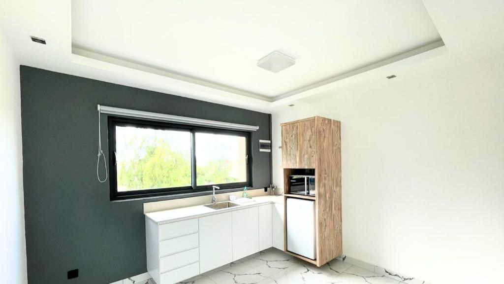 Kuchyň nebo kuchyňský kout v ubytování O'Beach Boutique Studios