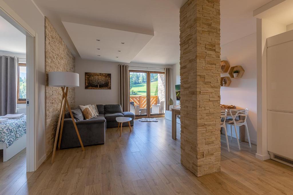 ein Wohnzimmer mit einem Sofa und einem Tisch in der Unterkunft RentPlanet - Apartament Bawaria in Szklarska Poręba