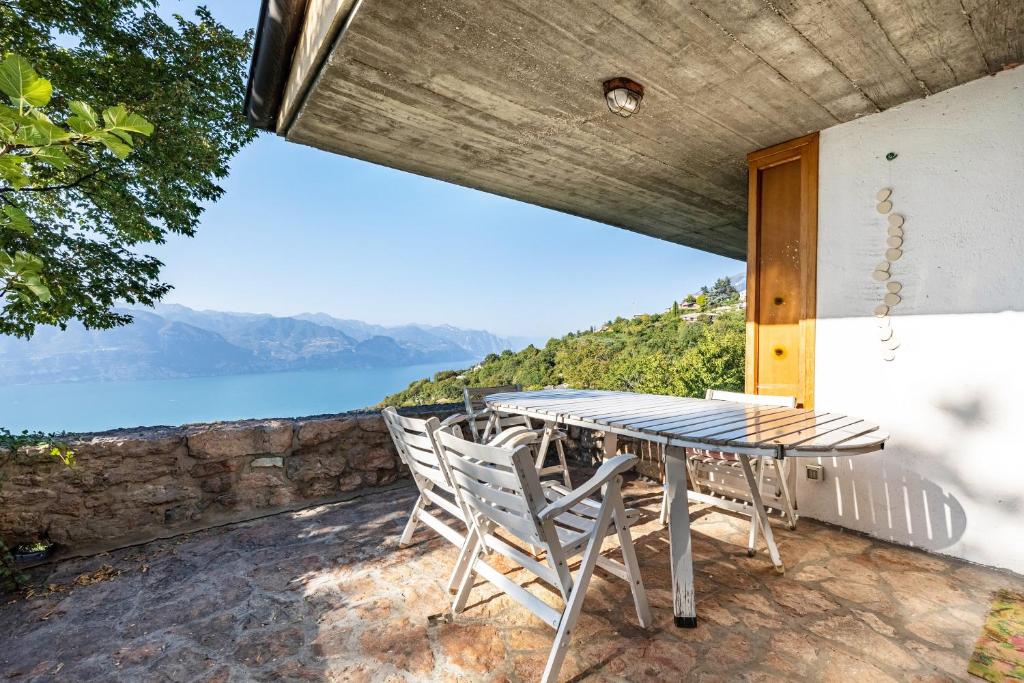 uma mesa e cadeiras num pátio com vista em Villa Franca San Zeno em San Zeno di Montagna