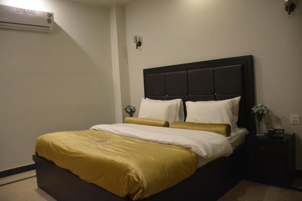 Postel nebo postele na pokoji v ubytování Abeer Hotel by LMC